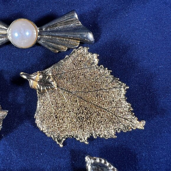 Vintage Gold Tone Brooch Lot Of 6 - Pearl & Floral Designs Leaf Horse Bow & More - Picture 3 of 7